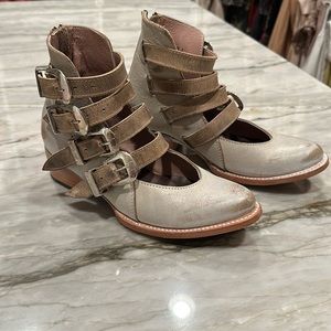 Freebird SCAR-BGE Booties Size 7